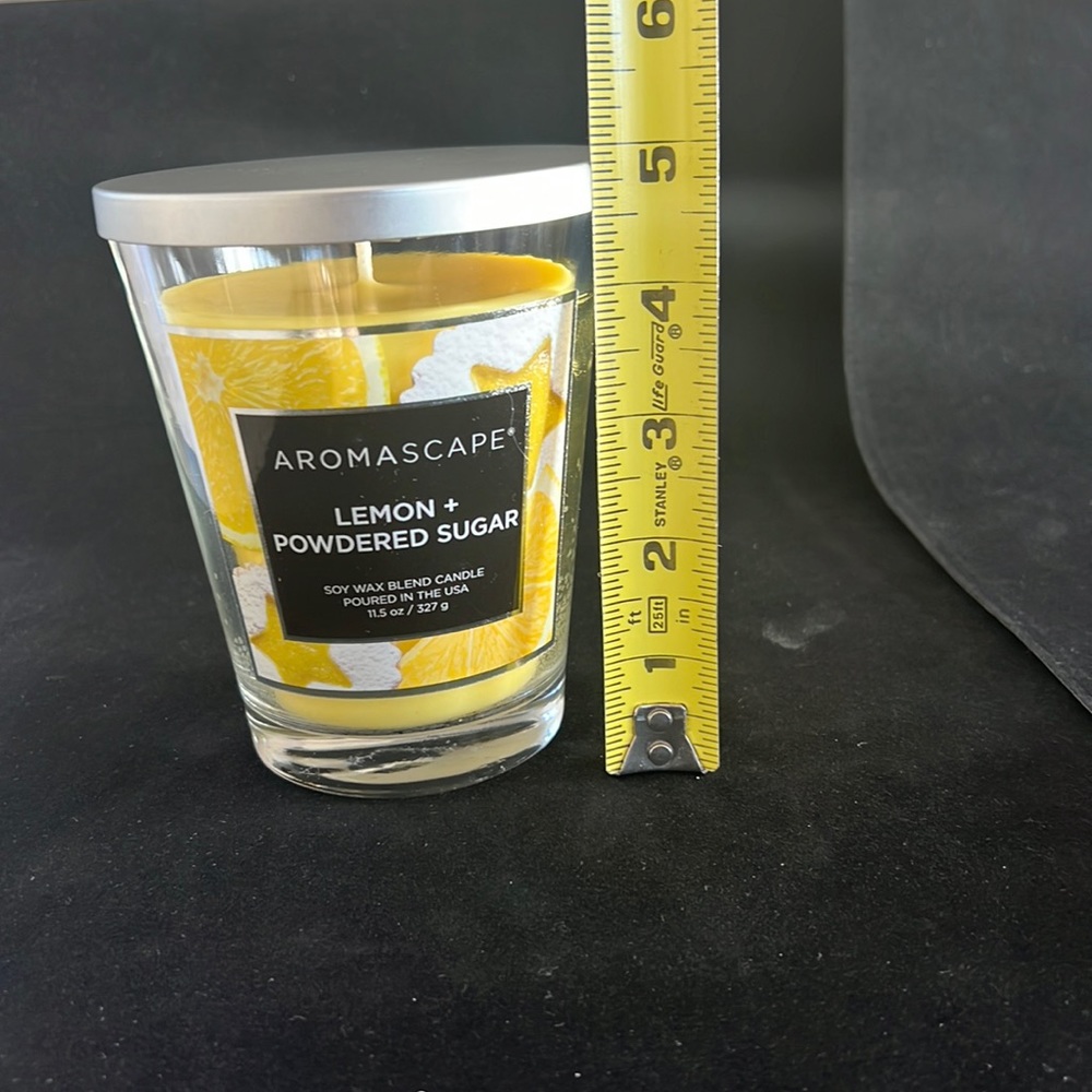 🎉Host Pick🎉 Chesapeake Bay Lemon + Powdered Sugar Candle 11.5oz - Picture 7 of 9